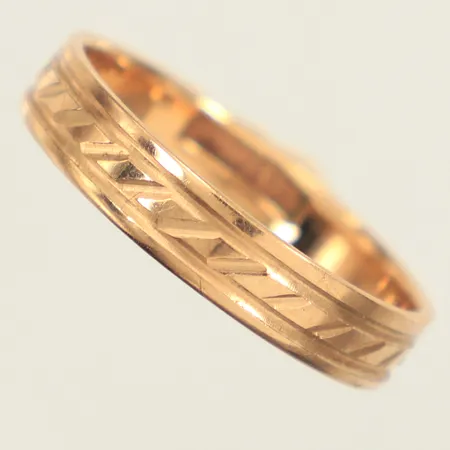 Ring, stl 17¾, bredd 4mm, gravyr, 9K Vikt: 2 g