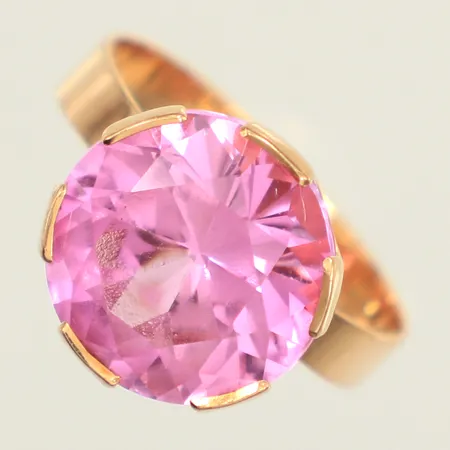Ring, rosa syntetisk korund, stl 17, bredd 4,3-12,4mm, Hedbergs Guld , år 1975, 18K Vikt: 3,9 g