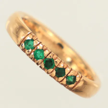 Ring, gröna stenar, stl 19, bredd 4,1mm, 18K Vikt: 7,1 g