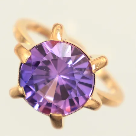 Ring, lila syntetisk korund, stl 16¾, bredd 1,5-14,7mm, 18K Vikt: 5,5 g