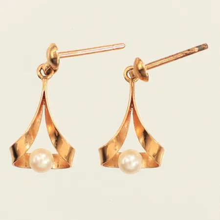 Ett par örhängen, odlade pärlor, längd 16mm, bredd 8,3mm, saknar snurrebussar, 18K Vikt: 1 g