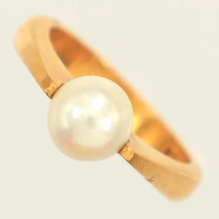 Ring, pärla, stl 17, bredd 7,6mm, gravyr, 23K  Vikt: 8,5 g