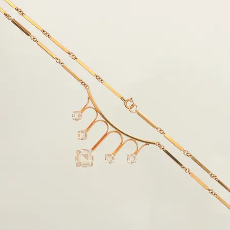 Collier, vita stenar, längd 47,5cm, bredd 1,5-26,65mm, 18K Vikt: 9,4 g