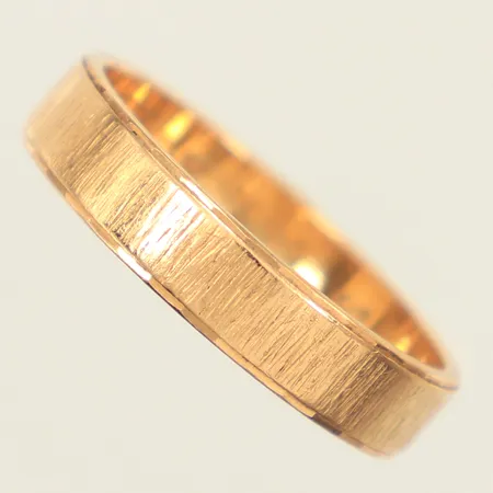 Ring, stl 16¾, bredd 4mm, gravyr, 18K  Vikt: 3,1 g
