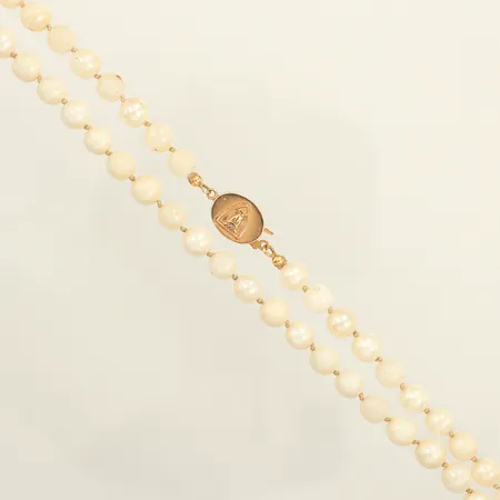Pärlcollier, saltvattenspärlor, längd 50cm, bredd Ø6,5mm, slitna pärlor, gravyr, lås i 18K, bruttovikt: 28g Vikt: 28 g