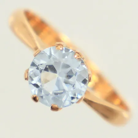 Ring med sten, stl 16¾, bredd 2,2-7mm, gravyr, 18K  Vikt: 2,2 g