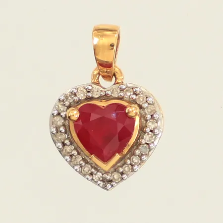 Hänge hjärta, diamanter ca20x ca 0,005ct, hjärtslipad rubin, längd ca14mm, bredd 9,5mm, GHA, 18K  Vikt: 1,1 g