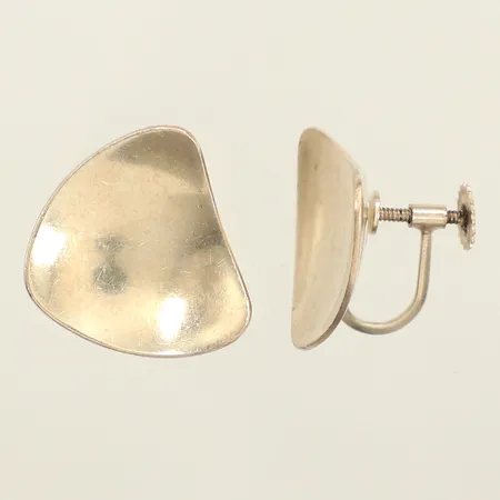 Ett par örhängen, längd 17mm, bredd 19mm, skruvlås, silver Vikt: 4,7 g