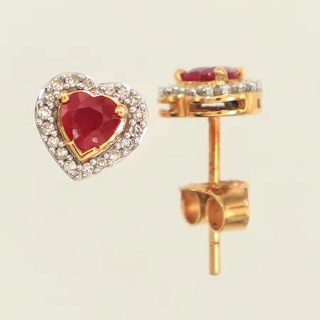 Ett par örhängen, hjärta, diamanter ca 36x ca 0,005ct, hjärtslipad rubin, GHA, 18K  Vikt: 1,8 g