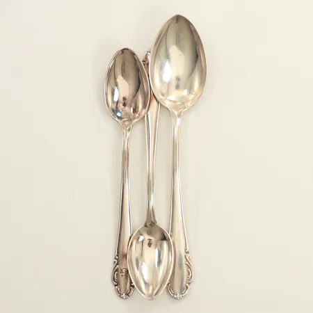 Två moccaskedar, längd 11cm, gravyr, en kaffesked, längd 12,5cm, silver  Vikt: 33,9 g