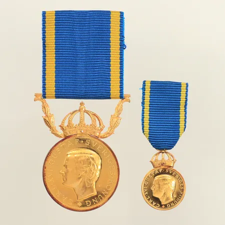Två medaljer, Ø15-27mm, För nit och redlighet i rikets tjänst, gravyr, ram samt krona i 18K, 23K Bruttovikt: 19,3g 