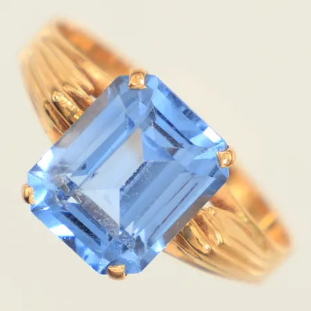 Ring, syntetisk spinell, stl 18, bredd 10mm, 18K  Vikt: 2,9 g
