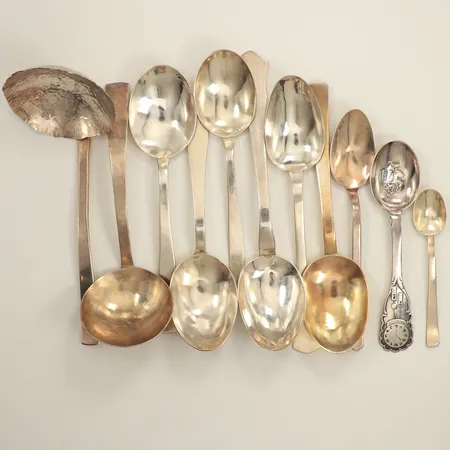 Nio skedar, 10,5-20cm, två slevar, gravyr, silver  Vikt: 450,8 g