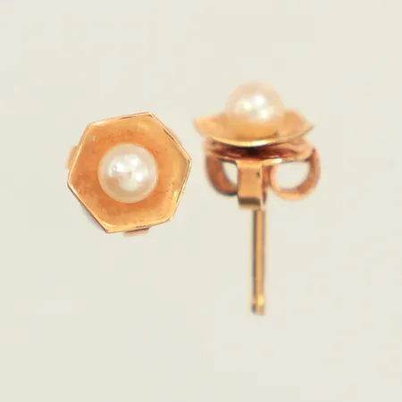 Ett par örhängen, odlade pärlor, längd 5,6mm, bredd 5,6mm, 18K Vikt: 1 g