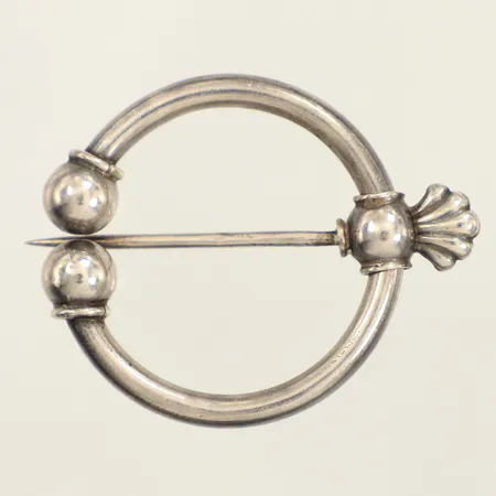 Dräktnål, Ø33mm, otydliga stämplar, silver  Vikt: 5,7 g