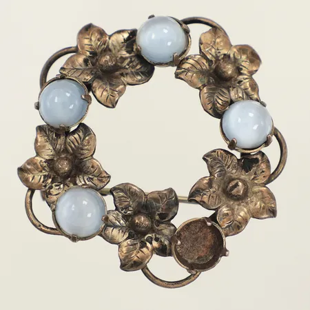 Brosch, Ø39mm, blå stenar, saknar sten, silver Vikt: 9,7 g