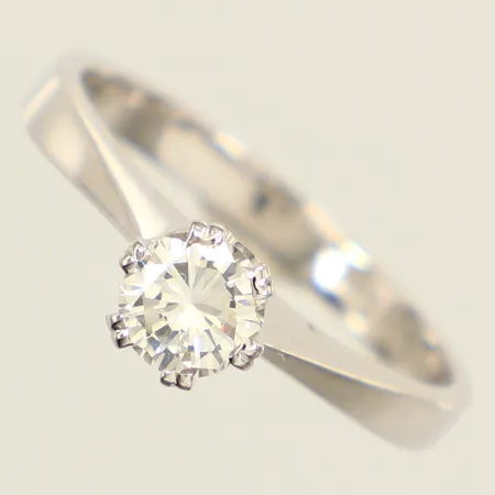 Ring, diamant ca0,45ct enligt gravyr, stl 17, bredd 2,4-5,4mm, vitguld, Nordisk Kokusai Ab, år 1977, 18K Vikt: 3,2 g
