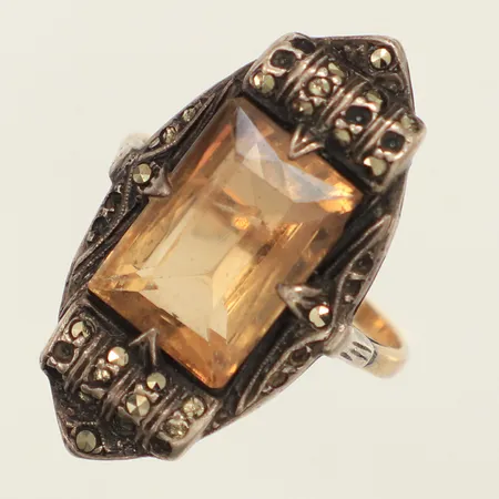 Ring gul glassten, markasiter, stl 17½, bredd 1,7-27,6mm, saknar stenar, infattning i silver, skena i 18K Bruttovikt:  Vikt: 6,1 g