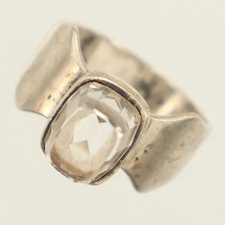 Ring, syntetisk spinell, stl 16¼, bredd 10,3mm, 835/1000 silver Vikt: 4,1 g