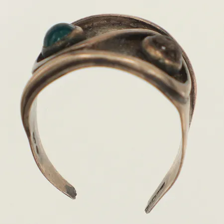 Ring, färgade stenar, stl 17¼, bredd 16,5mm, avklippt, silver Vikt: 5,5 g