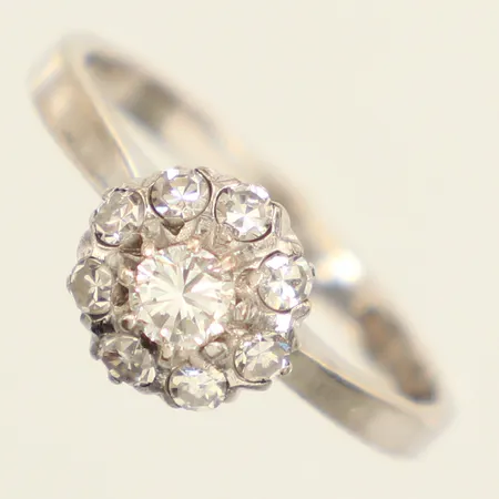 Ring, diamanter 1xca0,16ct 8xca0,03ct, stl 16½, bredd 2-8mm, vitguld, 18K Vikt: 3,1 g
