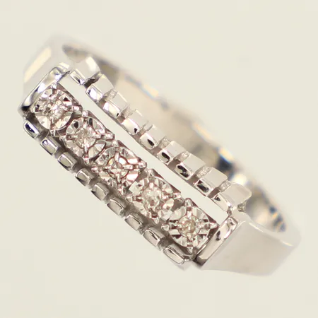 Ring, diamanter 5xca0,01ct, stl 17½, bredd 2-5,5mm, vitguld, 18K  Vikt: 3,8 g