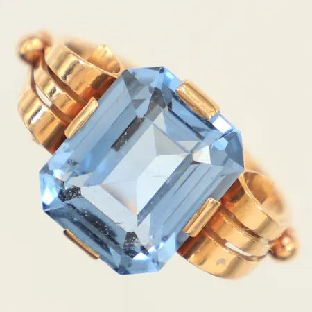 Ring, blå sten, stl 16¼, bredd 1,9-11,7mm, 18K Vikt: 3,8 g