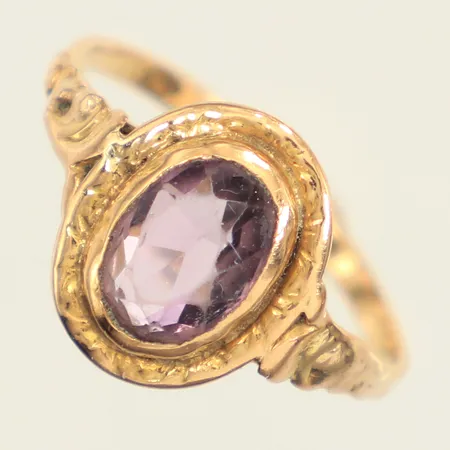 Ring, lila sten, stl 16¼, bredd 1,5-11,5mm, 18K Vikt: 1,8 g