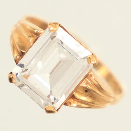 Ring, vit sten, stl 16¾, bredd 1,5-10,1mm, 18K  Vikt: 2,4 g