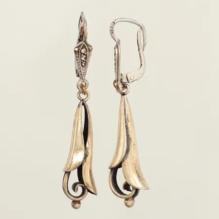 Ett par örhängen, markasiter, längd 50mnm, bredd 9,1mm, skeva krokar, 930/1000 silver  Vikt: 4,5 g