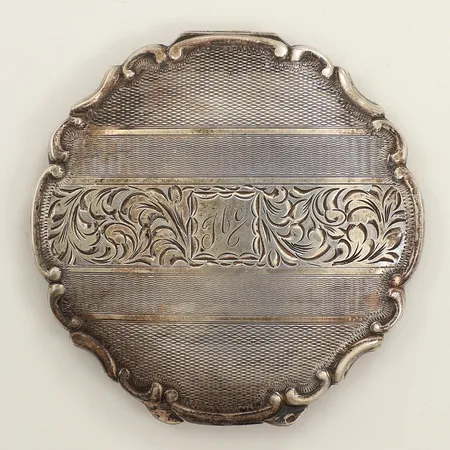 Puderdosa, Ø85mm, monogramgravyr, puderrester, silver  Vikt: 86,8 g