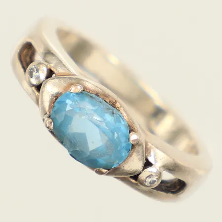 Ring, blå sten, stl 17, bredd6,5mm, 925/1000 silver Vikt: 4,6 g
