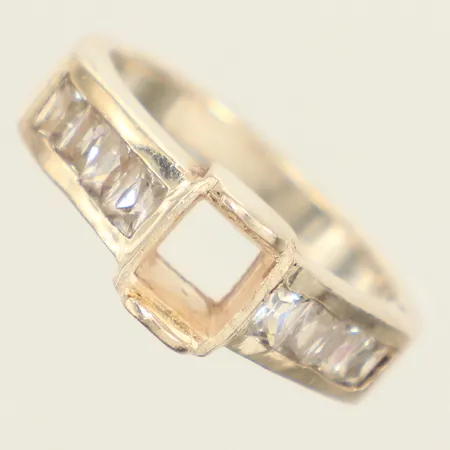 Ring, vita stenar, stl 17, bredd 7,4mm, 925/1000 silver Vikt: 4,3 g
