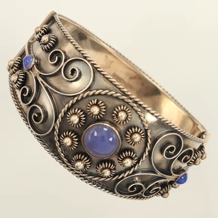 Armring, troligen Kalcedon, innermått ca18,5cm, bredd 18-33mm, Silvervarufirman Elsbri Börje Sam, år 1955, silver  Vikt: 48,6 g