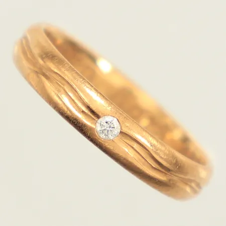 Ring, diamant ca 0,02ct, stl 16¼, bredd 3,5mm, gravyr, 18K  Vikt: 3,1 g