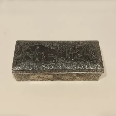 Skrin, dekor i relief, längd 19cm, bredd 8cm, höjd ca 5cm, invändig inredning av trä, Japan, stämpelmärkt, metall