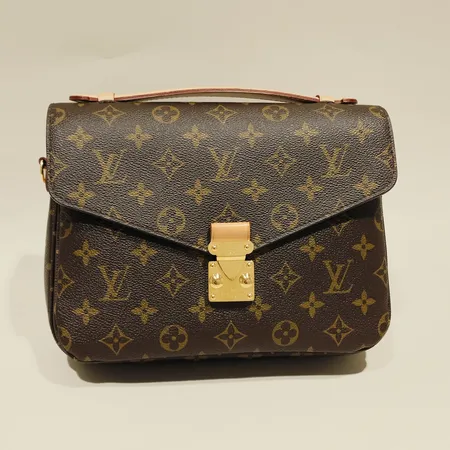 Väska Louis Vuitton, Pochette Métis, monogram canvas, modellnummer M44875, datumkod: DR4117, mått 25 x 19 x 7cm, axelrem, mindre fläckar på insidan, inga övriga tillbehör.