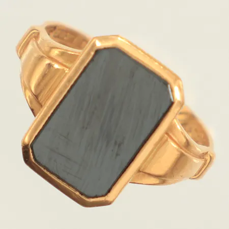 Klackring, hematitplatta, stl 18, bredd 2-15mm, skev skena, 18K  Vikt: 3,9 g