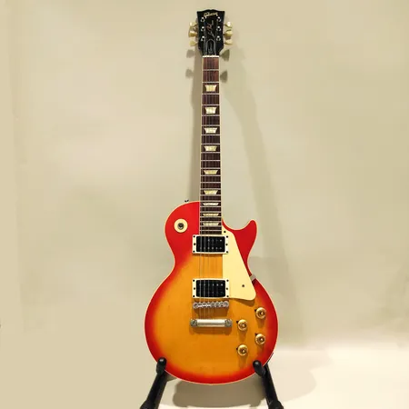 Elgitarr Gibson Les Paul Classic, cherry sunburst, serie nummer: 40334, sprucken plast på volymreglage, stötskador, färgbortfall, mjukt fodral ej original Skickas med postpaket.