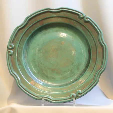 Uppläggningsfat grönglaserat lergods Upsala-Ekeby Ø35cm, nr 10, litet nagg, ca 1930-tal,  Skickas med postpaket.