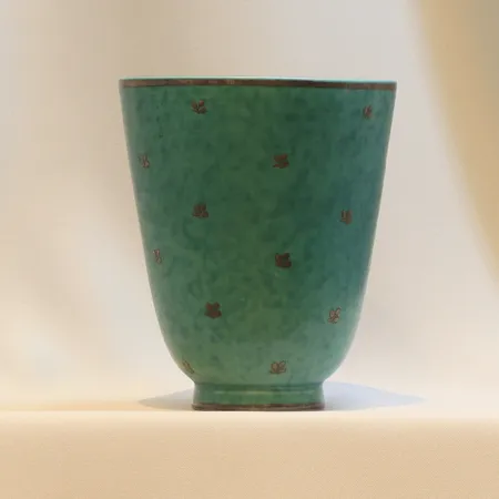 Vas Argenta, Wilhelm Kåge för Gustavsberg, modell 978 I höjd ca 15 cm stengods, grön glasyr, målad silverdekor 