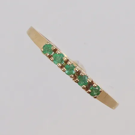 Ring med gröna stenar stl 20½ bredd 1-2mm stämplad KJa 18K Vikt: 2,2 g