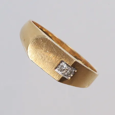 Klackring med diamanter 2xca0,02ct stl 19½ bredd 2-6mm BEH (Bengt Hallberg) Köping 1988, 18K Vikt: 4,7 g
