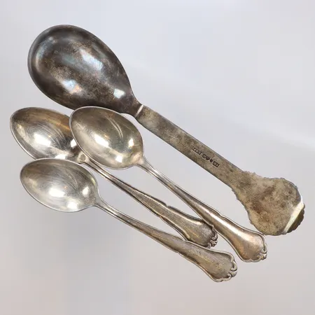 Diverse skedar, dopsked samt 3st kaffeskedar, gravyr silver 830/1000 Vikt: 79 g