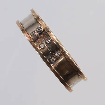 Ring tvåfärgad stl 21 bredd 6mm, gravyr 18K Vikt: 6,2 g