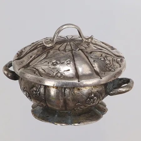 Miniatyrterrin med lock, rokoko-stil, troligen Tyskland, 1800-tal, möjligen för dockhus, defekt (med litet hål i), bredd 48mm höjd 35mm, stämplad med krona över SR, silver 800/1000 Vikt: 26,1 g
