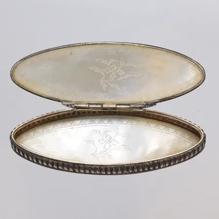 Spetsask inläggningar av pärlemo, 54x19mm, ostämplad, troligen tidigt 1800-tal, silver  Vikt: 9,6 g