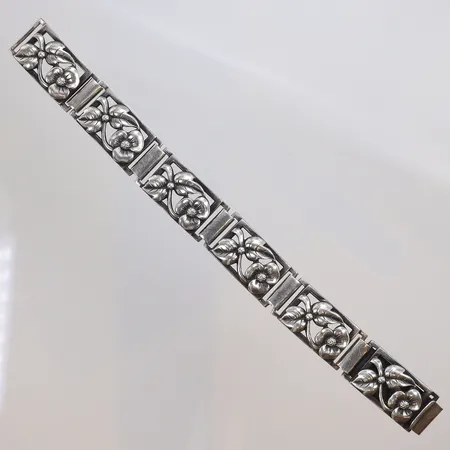 Armband med blommor, 18,5cm, bredd 15mm, GD&CO (Guldvaruaktiebolaget G. Dahlgren & Co Ab) Malmö,1949, silver 830/1000 Vikt: 32,3 g