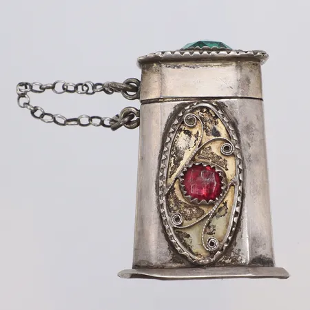 Luktdosa med paste i rött och grönt, delvis filigranteknik 40x30mm, Alexander Magnus Lundström (verksam 1803-1851) Visby 1833, bomärkt, silver 830/1000 Vikt: 21,1 g