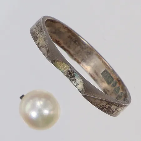 Ring med odlad saltvattenpärla (obs lös) stl 18¼ bredd 3,5mm ESM (Svedboms) 1985, silver 830/1000 Vikt: 2,6 g